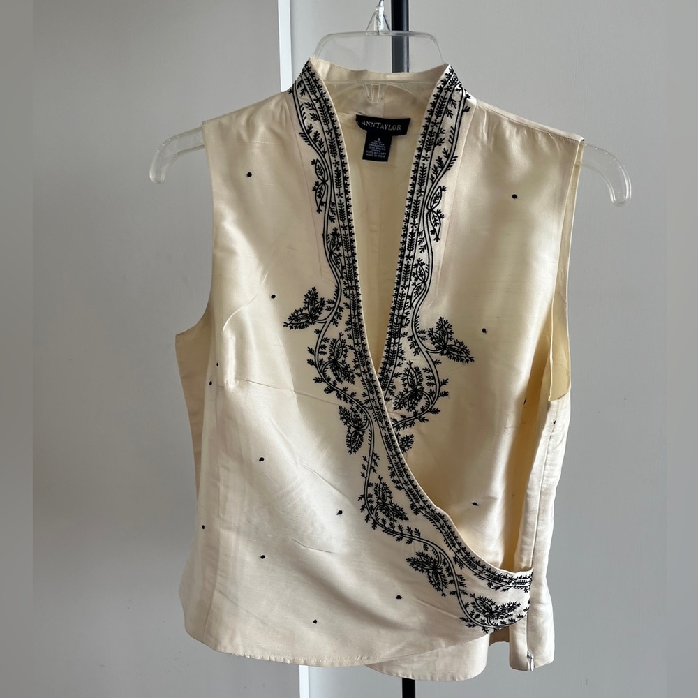 Ann Taylor 100% Silk Embroidered Sleeveless Top Cropped Blouse Ivory Lined Sz 8
